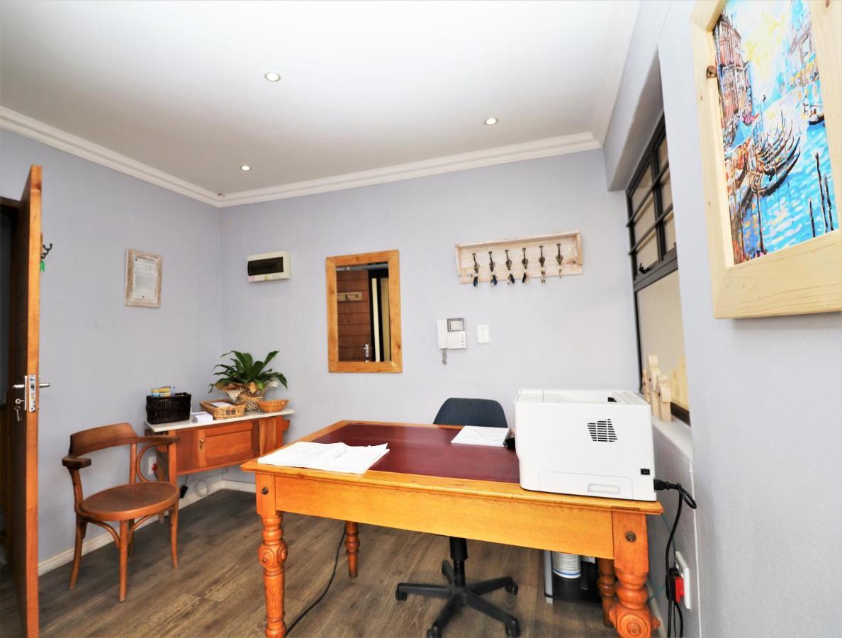 Tiende Laan Bed & Breakfast And Self-Catering Уолфиш Бей Екстериор снимка